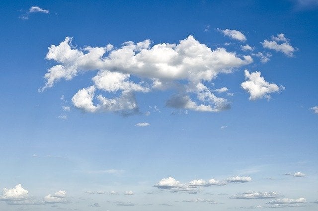 Obloha s mraky - představa vize a plánování.